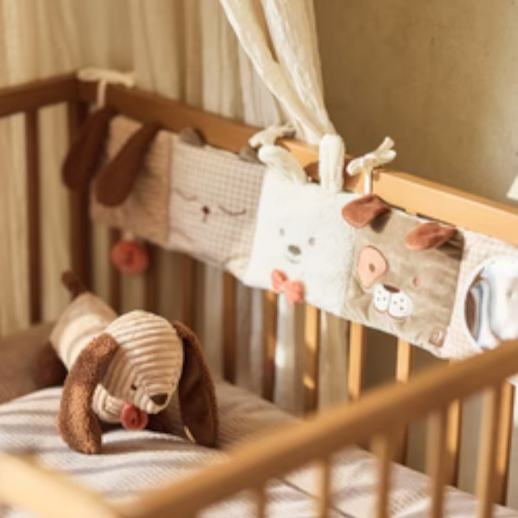 Stoffbuch mit Aktivitäten fürs Laufgitter – Spiegel, Glöckchen & Knisterelemente, mit Bändern befestigt